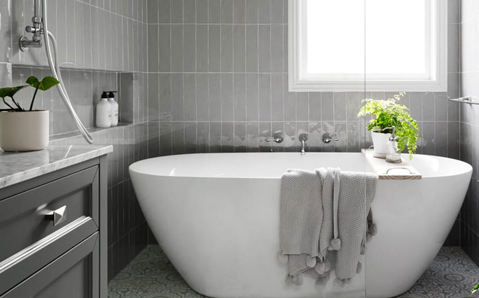 Traditional Bathroom with feature bath